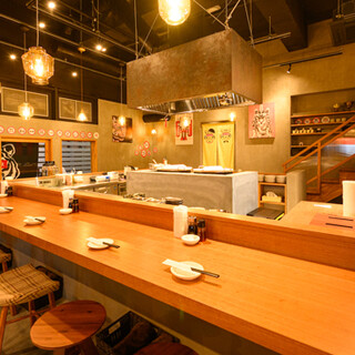 A lively space with 84 seats in total ◆ Special seats at the counter that can be enjoyed with all five senses ◎