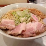 頑者 - 【速報】 今日からラーメンは醤油か背脂チャーシューを選べるようになりました♡  というわけでラーメン背脂チャーシュー特盛り！　背脂チャーシューのスープは醤油よりもあっさり。いいね  