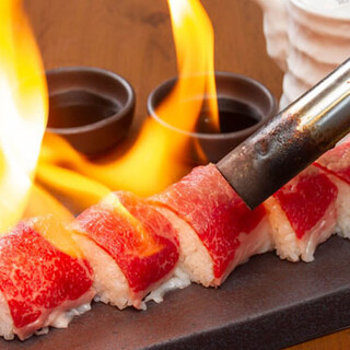 神戸牛、熊本直送の馬刺し、毎朝届く鮮魚など素材にこだわる品々