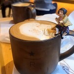 STARBUCKS RESERVE ROASTERY TOKYO - ロースタリーシナモンラテと3さん持参の吉本新喜劇のキャラクターマスコットを乗せてｗｗｗ