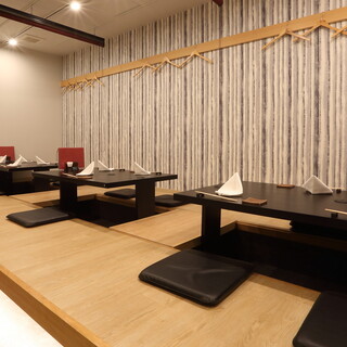 ２F掘りごたつ席４名×３卓
                                          最多１２名
                                          ロールカーテンで仕切れます