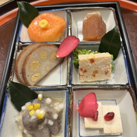 赤坂 菊乃井 - 昼懐石１５７３０円。椿寿司、菜種辛子和え、助子落雁、辛子蓮根、小川唐墨、豆腐味噌漬け、海鼠みぞれ和え。大好物がずらっと並んだ八寸です。