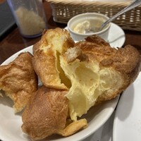 トラットリア グランボッカ - ポップオーバー、ふわふわに、クリームはちみつソースがとても合う。