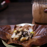 日本料理 花月 - 牡蠣の朴葉焼き