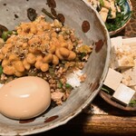 タイニーカフェ - 納豆丼煮卵付き、豆腐
