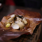 日本料理 花月 - 牡蠣の朴葉焼き