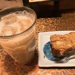 タイニーカフェ - アイスチャイ、バナナケーキ