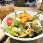 ピッツァ ケベロス - ランチサラダとピーチティー