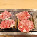 Taishuu Horumon Yakiniku Kemuri - とろタン 