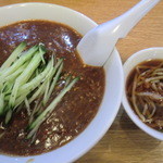 台湾料理 あじ仙 - ジャージャー麺　587円＋台湾スープ　105円