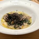 マンサルヴァ - 洗練された前菜が続くかと思えば、完全に郷土料理のズッペッタ。
      こういう素朴なお皿を挟んでホッとひと息つかせるのも、心憎い構成です。