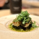 マンサルヴァ - カリッ、トロッの白子に、相性間違いナシのレモンバター。
      春菊のほろ苦さも交わって、これまた見事な温前菜。