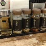三田製麺所 - 卓上の薬味