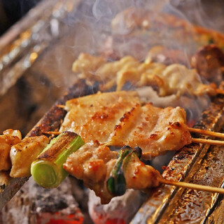 朝引き鶏を紀州備長炭で焼き上げる