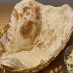ナカムラ インド・ネパールカレーハウス - ナン。他店より小さめ