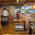 Ishi Gufu - 木造のインテリアが温かみを演出している店内。