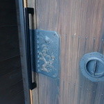 カフェ リバーサニー - 重厚な扉