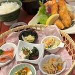 ちょっと愉快に - エビフライ定食   定食には小鉢６種とご飯お味噌汁付き