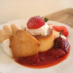 喫茶 tameiki - 初冬のいちごプリンアラモード 790円✨プリンの上がバニラマスカルポーネクリーム、サイドが生クリーム。フレッシュ＆コンポートのいちごが華やか♪全粉粒のおうちクッキーにメレンゲクッキー♪