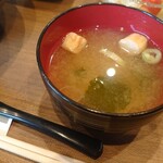 Rokon - 『和牛炙り丼(ごはん大盛り)』(税込み2,580円+大盛り分100円)の味噌汁