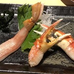 蟹喰楽舞 別館 - 本ズワイガニ刺し身（左）
      本ズワイガニボイル（右）