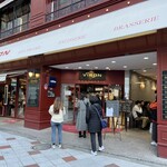 VIRON - 渋谷駅から徒歩10分。一際目立つ赤い外観♥️ 1階はベーカリー、2階がブラッスリー。モーニングに並ぶ人々。