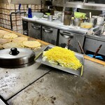 お好み焼 きじ - ようやく黄色いソバが登場。