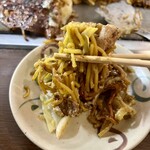 お好み焼 きじ - 細麺の黄色いソバ。