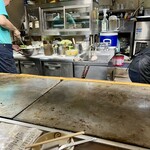 お好み焼 きじ - 目の前は鉄板。カウンター席とテーブル席があります。