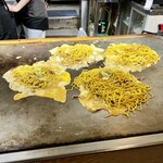 お好み焼 きじ - 卵が投入。