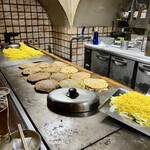 お好み焼 きじ - 手際よく作っています。