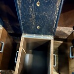 お好み焼 きじ - お荷物は座る椅子の中へ。