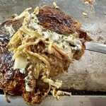 お好み焼 きじ - コテでいただきます。