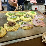 お好み焼 きじ - 一気に焼いていきます。