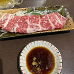 五郎八 - 霜降りの生馬刺しは、赤身と脂のバランスが絶妙で、とろけるような味わいだった。