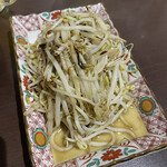 五郎八 - もやし炒めは、シャキシャキとした食感と、ニンニクと醤油の風味が箸休めにぴったりだった。