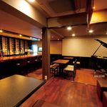 Piano Dining Bar HERMITAGE - 照明を落とした店内は心地良い音楽とともにゆっくりとした時間が流れています