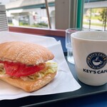 KEY'S CAFE - スモークチキンサンドとホットコーヒーをオーダー