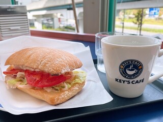 KEY'S CAFE - スモークチキンサンドとホットコーヒーをオーダー