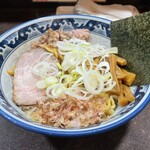 兎に角 - 油そば（並）　※麺はストレートの太麺で小麦の香り、風味があり、やや塩味のある濃いめのタレによく絡み、噛み応え十分。やはり美味しい。