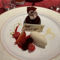 ホテル日航福岡 - デザートは2層のチョコレートムースのドーム仕立て、赤い果実のソースとバニラアイスクリーム添え。