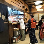 駿河屋 - 内観 左側の厨房との受け渡し場所