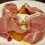 ルラション - スペイン産生ハムと柿と自家製チーズの盛合わせ❗️
