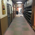 駿河屋 - 内観 2Fの廊下 左側が個室とトイレ 右側と正面が座敷部屋