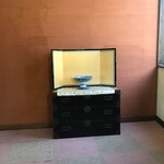 駿河屋 - 内観 階段を上がった2Fに鎮座していますが、何だろう