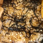 駿河屋 - ご飯には、タレがかけられ、刻み海苔と胡麻が乗っています
