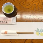 駿河屋 - お手元 おしぼりはビニール包装ですが、布のおしぼりが入っています