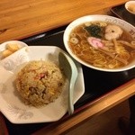 初み - 半チャーハン＋ラーメン