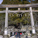 うずら家 - 店前の中社宮鳥居～☆