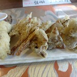 自家製粉 十割そばじろう - きのこの天ぷら盛り合わせ二人前五種1000円(税込)
      右から霜降りヒラタケ、キクラゲ、舞茸、茶えのき茸、マッシュルーム。
      どれも見事な揚げ加減で、周りはサクサク中身はしっとり旨味が包みこまれています。
